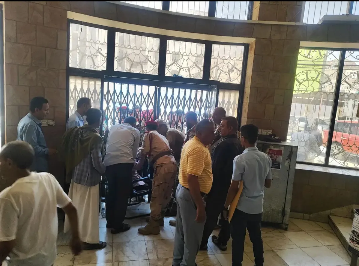 جرحى يغلقون ديوان محافظة تعز ودعوات لإنهاء معاناتهم ومنع تسييس ملفهم