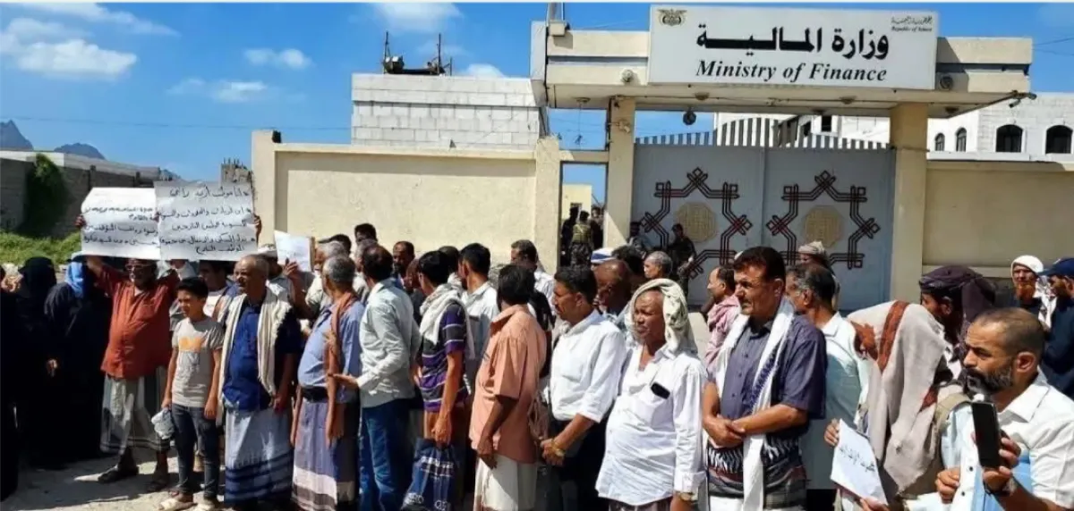 النازحون في الداخل ..   حين يغدو الوطن للمهجَّرين "بطاقة نزوح" وفتاتَ مرتَّب!  "مذبحة البدلات".. القانون المغدور في غرف المالية