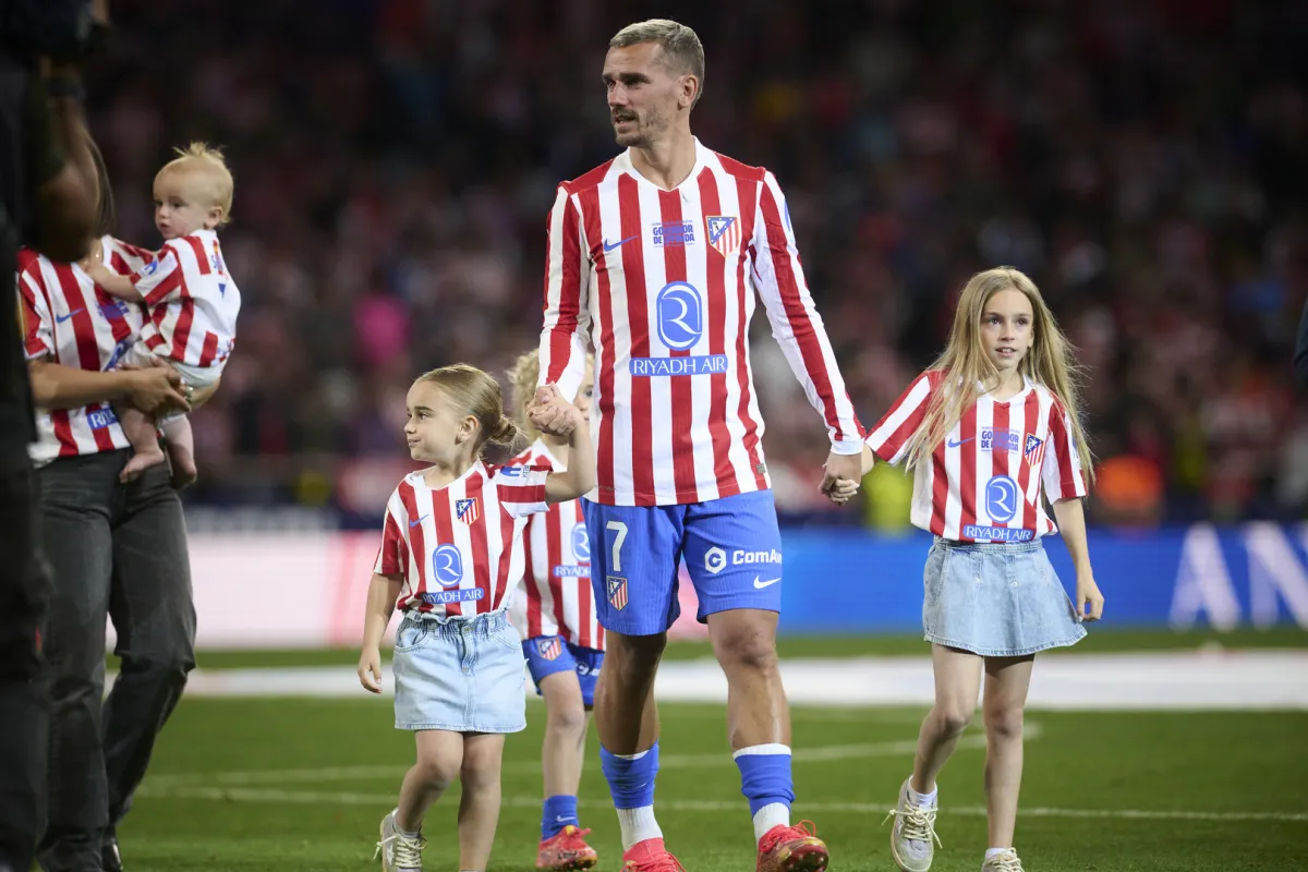غريزمان يبكي ويعتذر لجماهير أتلتيكو: رحيلي لبرشلونة كان أكبر خطأ