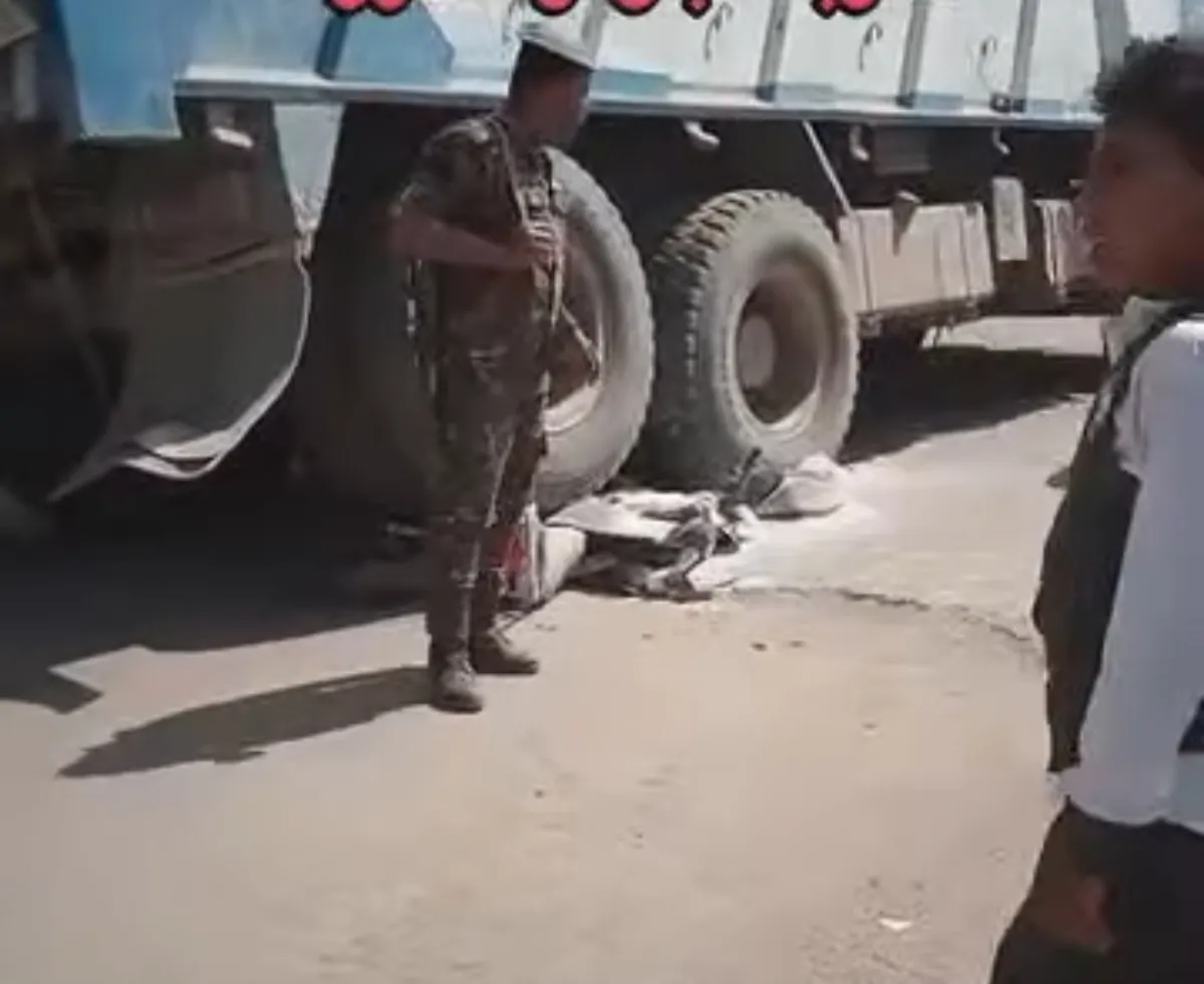 نجاة سائق دراجة نارية من دهس تحت شاحنة في التربة بسبب حفريات الطريق