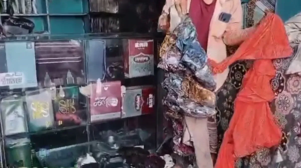 حريق ضخم يدمر معرض ملابس في المخا
