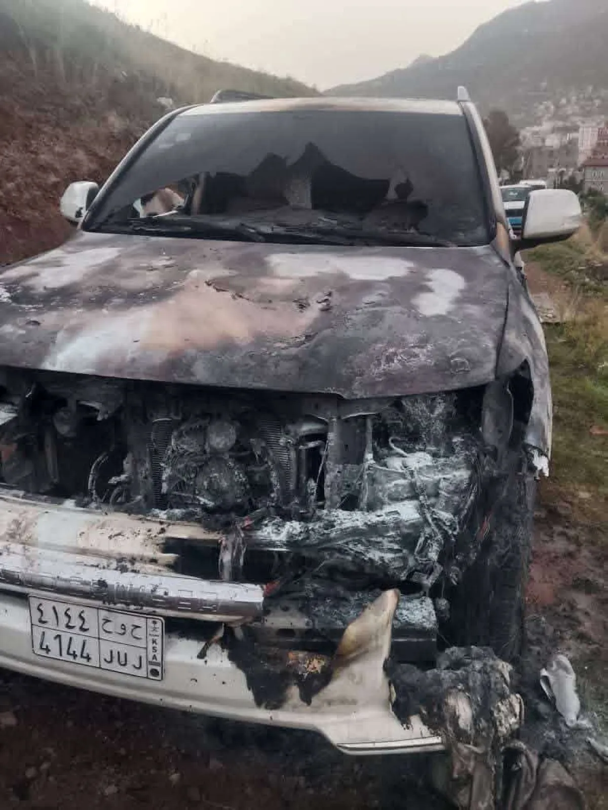 احتراق سيارة مغترب أثناء عودته لقضاء العيد في إب