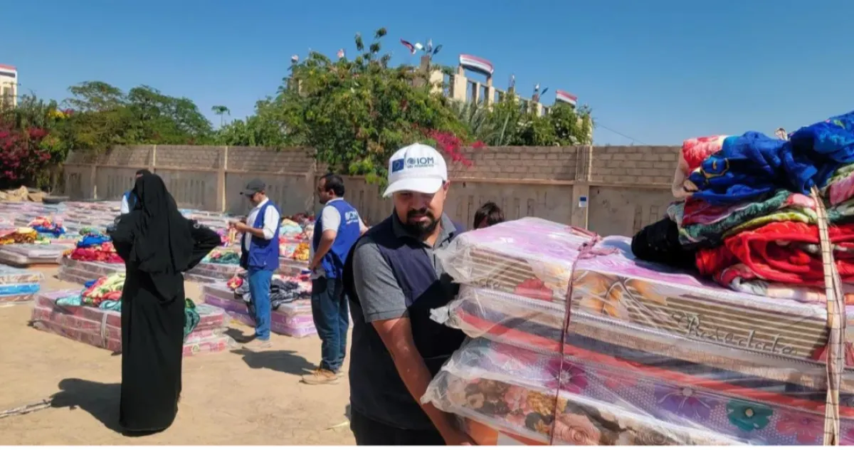 الهجرة الدولية توزّع مساعدات إيوائية لـ2200 أسرة متضررة من الفيضانات في اليمن