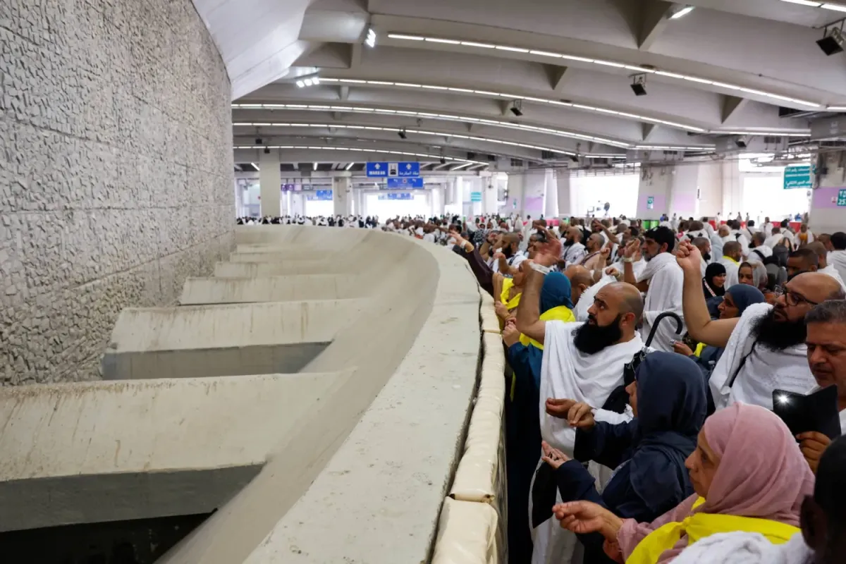 الحجاج يبدأون رمي جمرة العقبة الكبرى في أول أيام عيد الأضحى