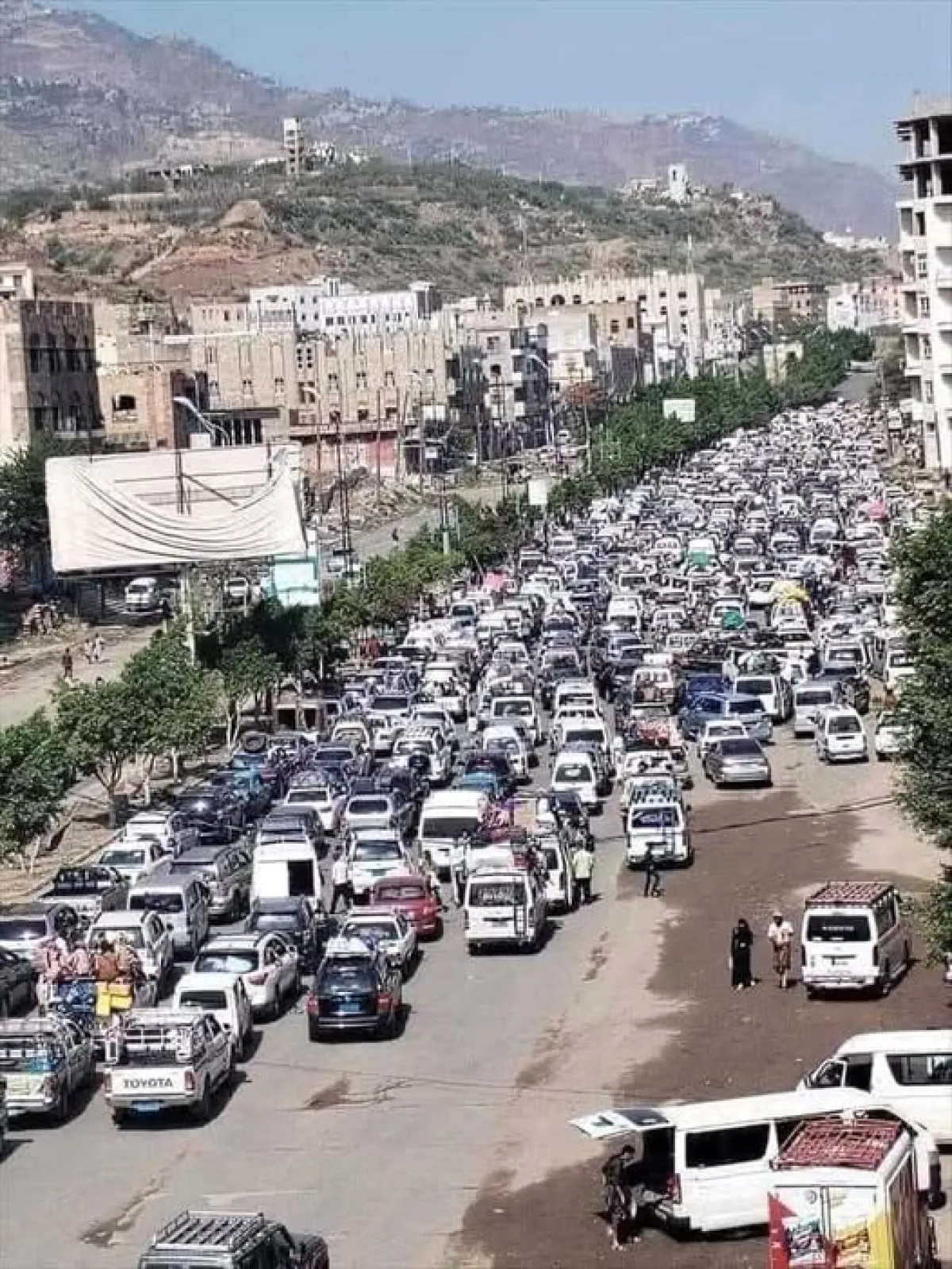 نقاط الاصلاح والحوثي تضاعف معاناة المواطنين في منفذ جولة القصر بتعز