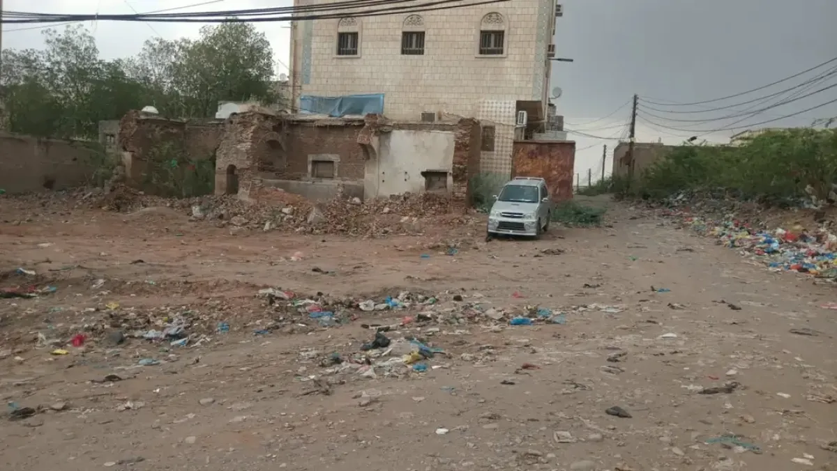 قيادي حوثي يهدم مبنى حكومي في الحديدة ويستولي على أرضه