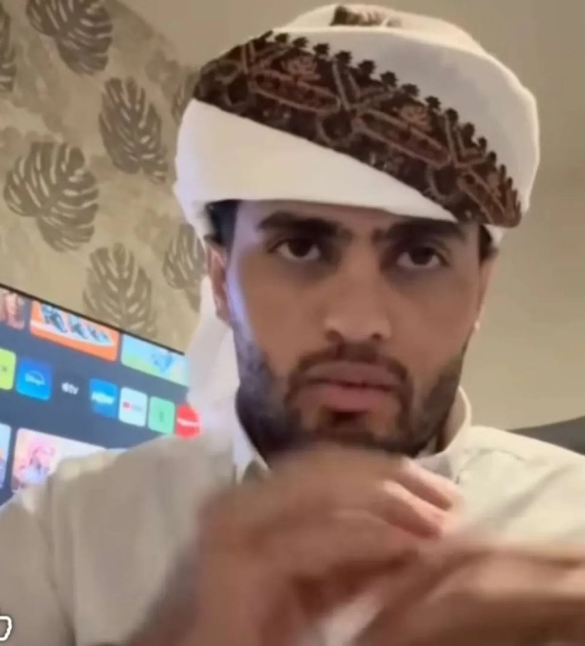 شاب يمني يقاضي الشرطة البريطانية بسبب اعتقاله بطريقة مهينة بسبب ارتدائه الجنبية