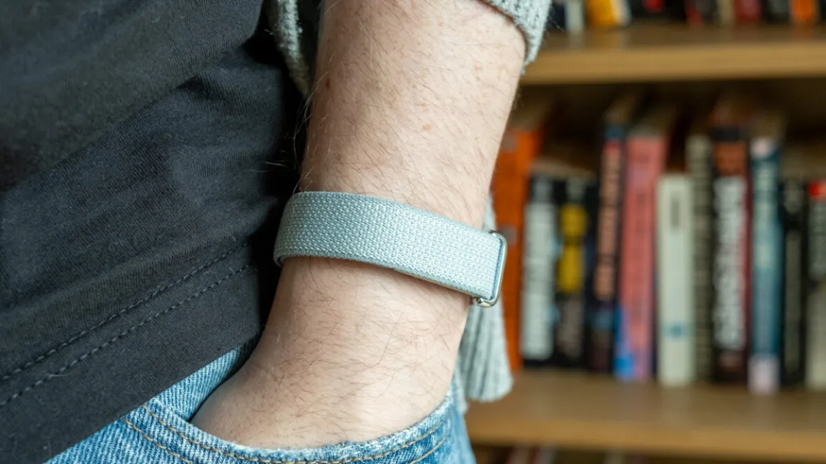 Fitbit Air: جهاز تتبع صحي بسيط بلمسة ذكاء اصطناعي لطيفة
