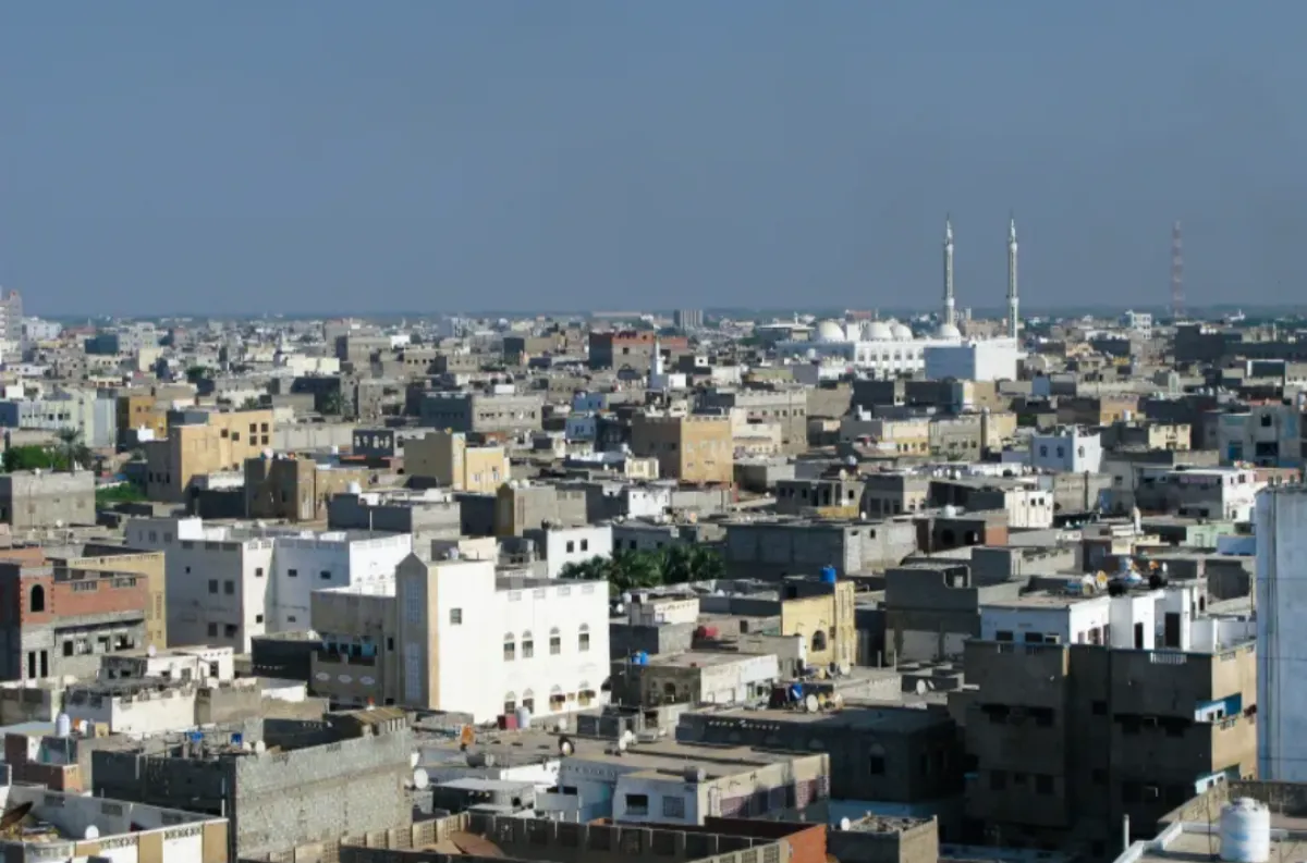 بسبب شبكة الأنفاق والخنادق المائية.. الحديدة مهددة بانهيارات سكانية وكوارث بيئية وزراعية