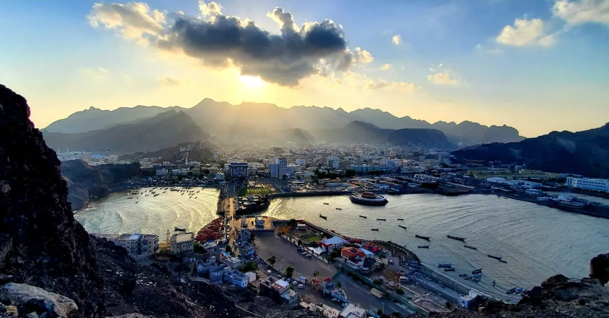 عدن تحترق في "جحيم صيف الـ 48°": انهيار كامل لمنظومة الطاقة، اتهامات بالخيانة والتعنت، والشارع ينتفض ضد عجز "الرئاسي والحكومة"
