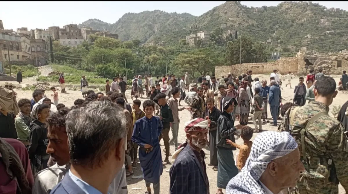 تجمهر المواطنين أمام مراكز الاختبارات بريف تعز يهدد بنقل الطلاب إلى المدينة