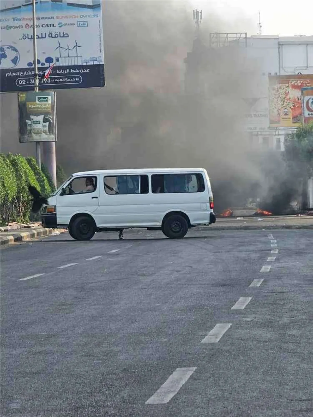 غضب شعبي يتصاعد في عدن.. محتجون يقطعون الطرقات في المنصورة احتجاجًا على انهيار خدمة الكهرباء