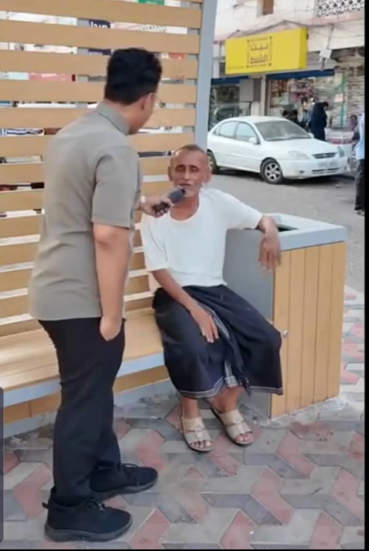 موظف بكهرباء عدن يثير الجدل بشأن تهالك الشبكة ورداءة الكابلات