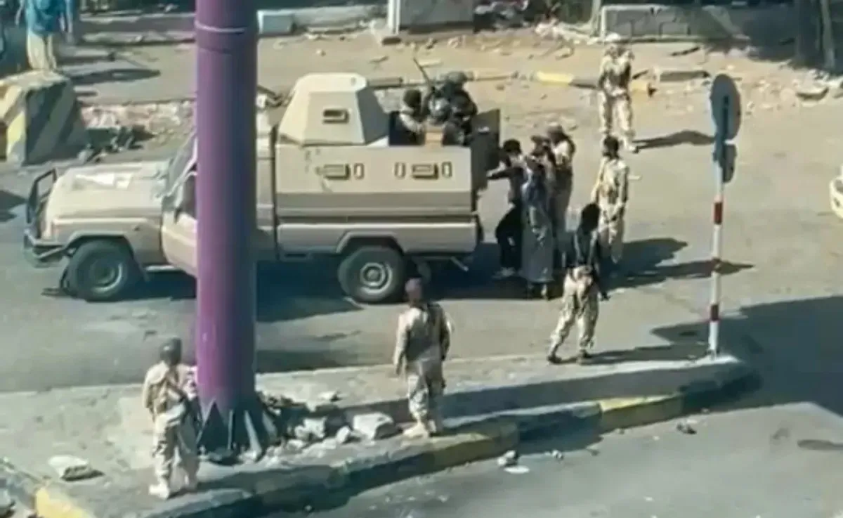 احتجاجات غاضبة في عدن وإغلاق طرق رئيسية إلى كريتر وسط تصاعد أزمة الكهرباء وحملة اعتقالات أمنية