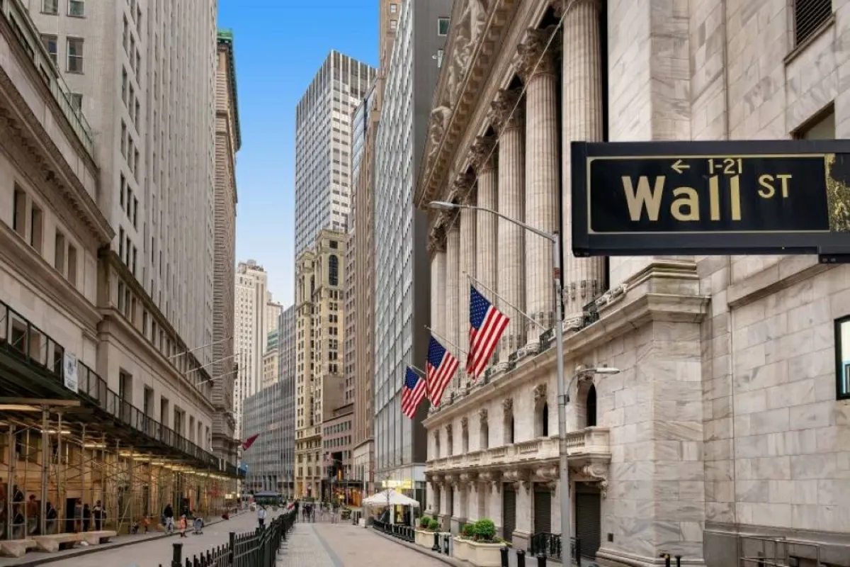 الأسهم الأمريكية تتراجع بأكثر من 1% وسط ضغوط التكنولوجيا والتوترات الجيوسياسية