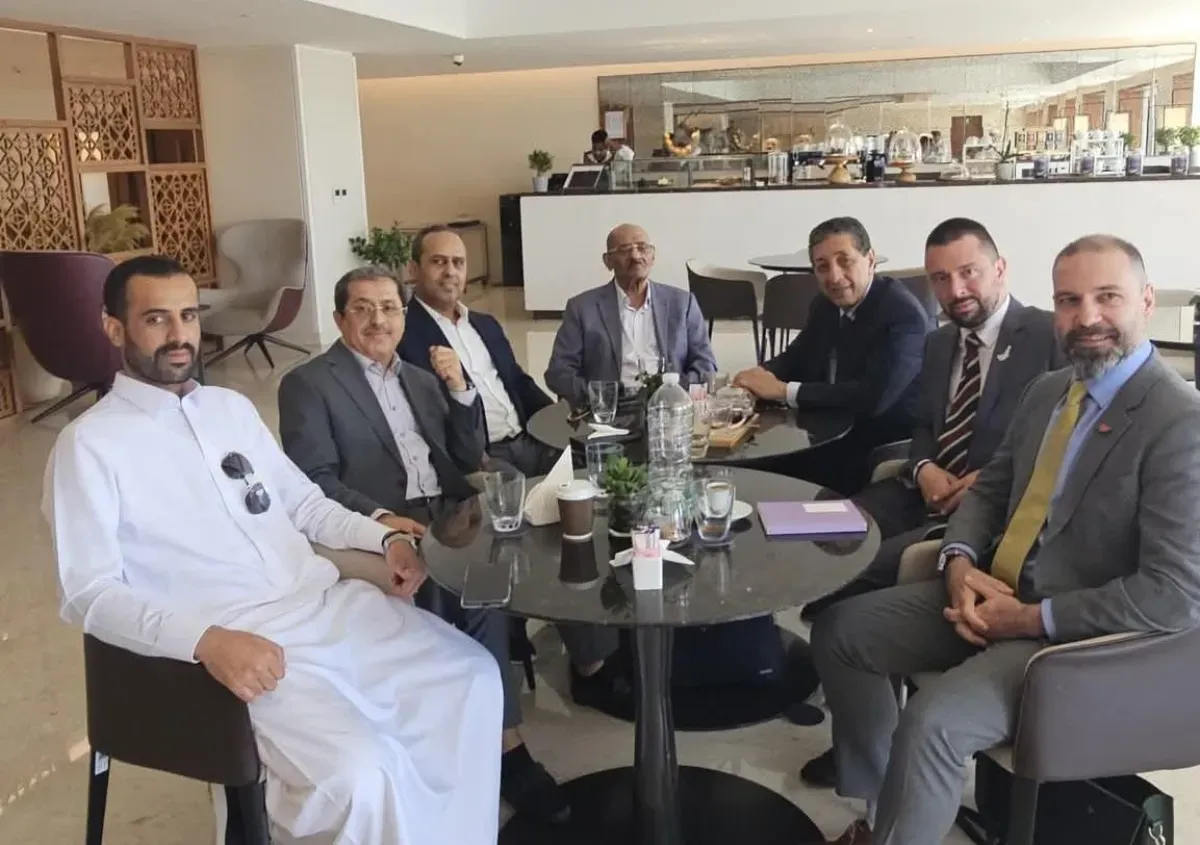 قيادات بالمؤتمر الشعبي العام تناقش الأزمة اليمنية مع المعهد الأوروبي للسلام في مسقط