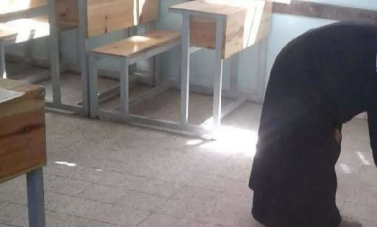 أرملة بصنعاء تضطر لتنظيف مدرسة مقابل ما تبقّى على ابنها اليتيم