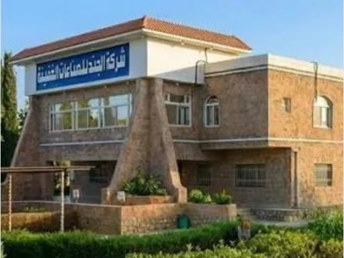 مليشيا الحوثي تجبر مصنعًا محليًا لإنتاج الدفاتر المدرسية على الإغلاق
