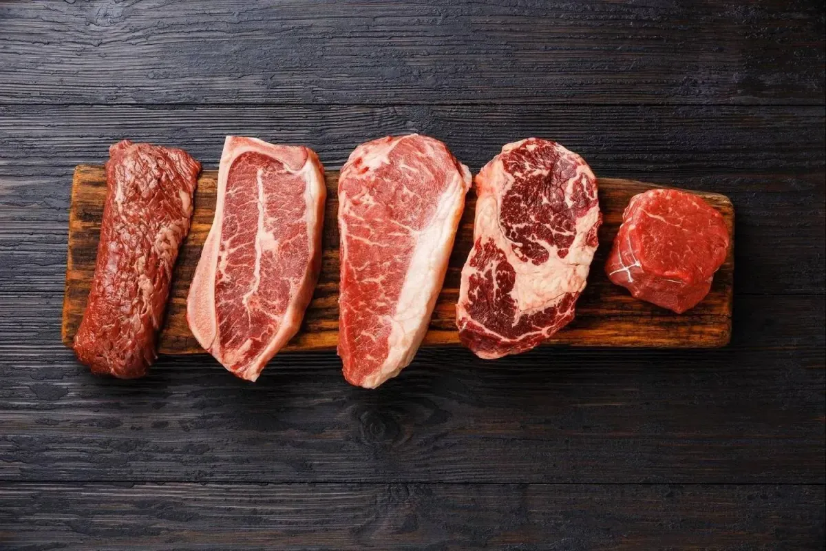 لحم البقر والسلمون: أيهما أفضل لصحة الحديد وسكر الدم؟
