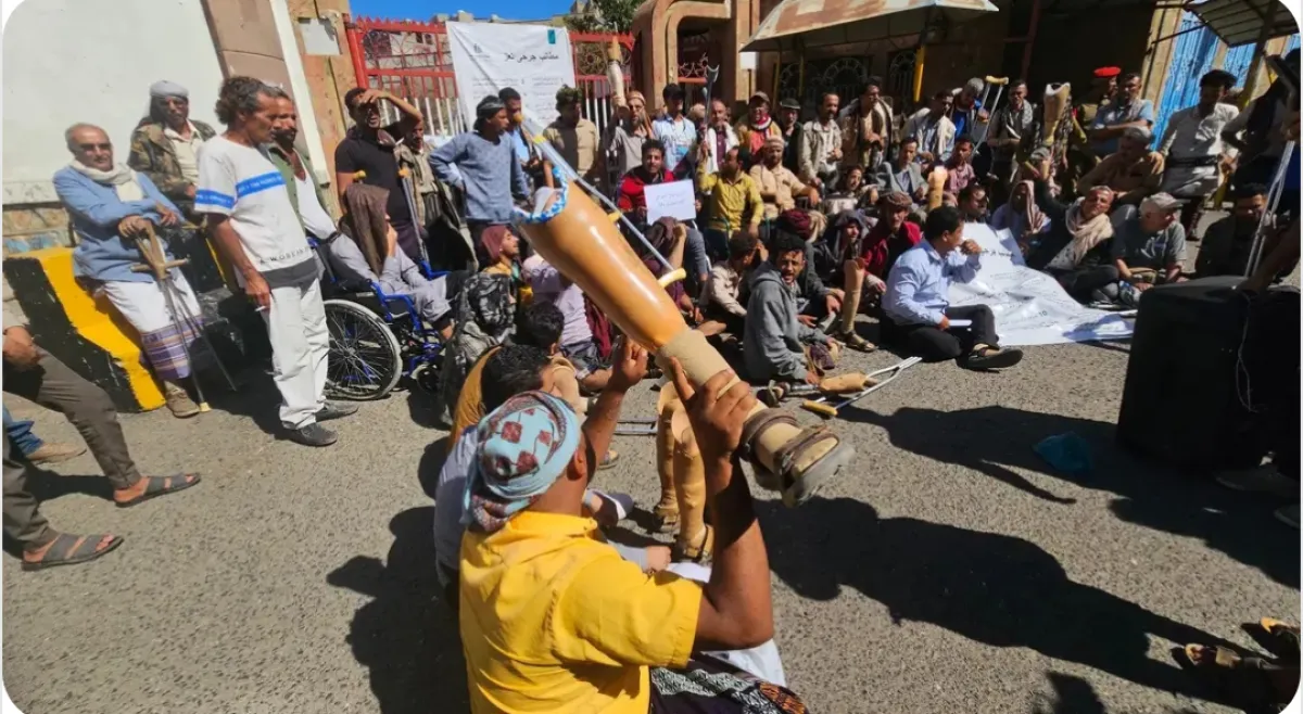 بتروا أطرافنا.. ثم بتروا وعودهم..   أبطال على خط النار.. متسولون على أبواب الوزارات