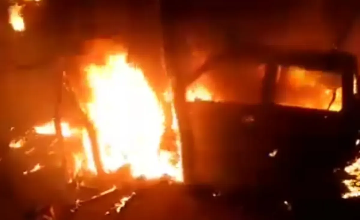 الحوثيون يحرقون منازل وممتلكات مواطنين في الجوف