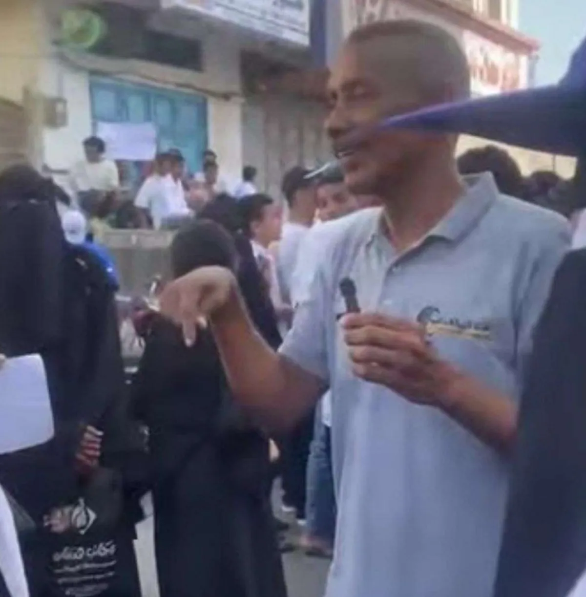 طلاب الثانوية العامة في المكلا يتظاهرون احتجاجًا على أسئلة قالوا إنها خارج المنهج