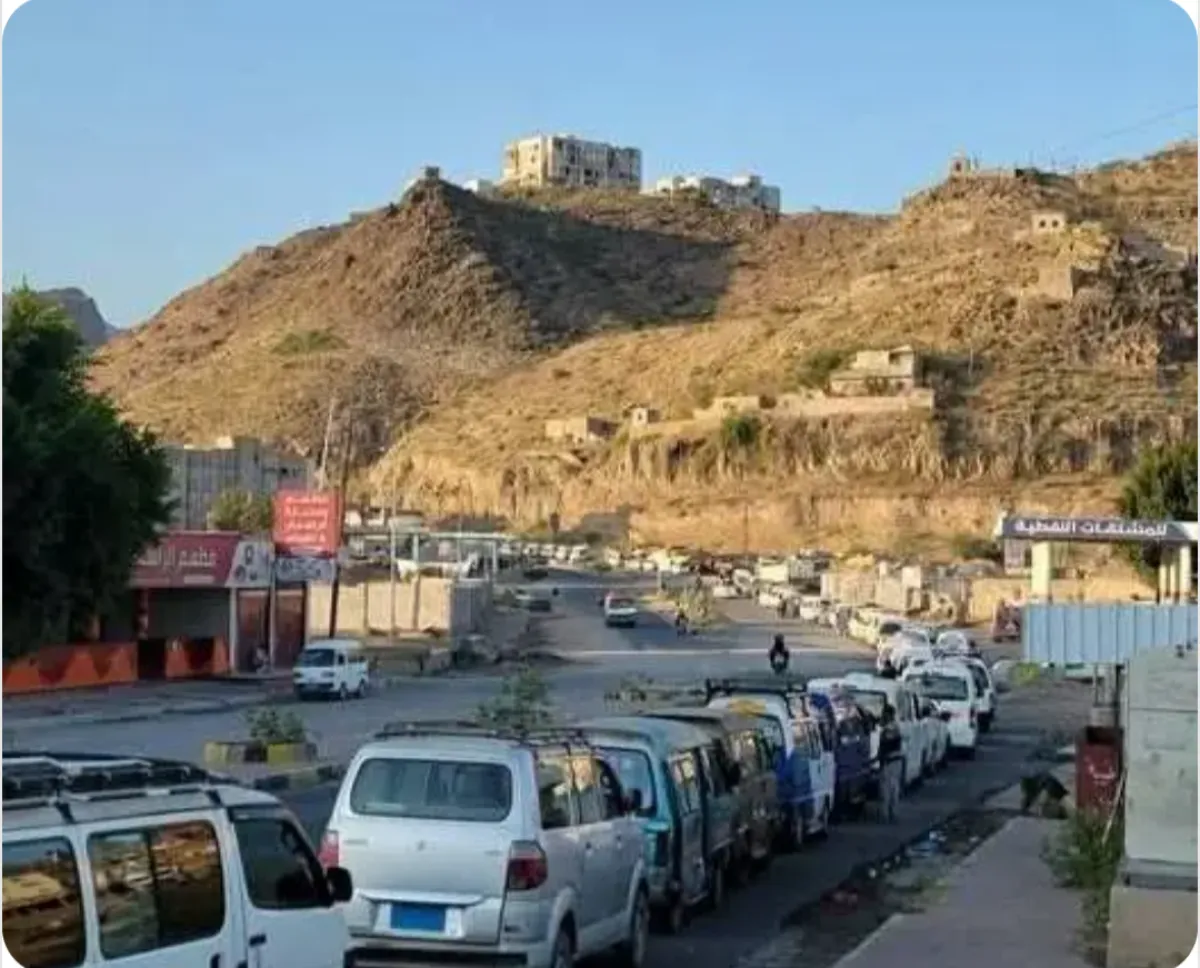 بعد أيام من الأزمة.. محطات الوقود في تعز تستأنف البيع بأسعار تثير غضب المواطنين