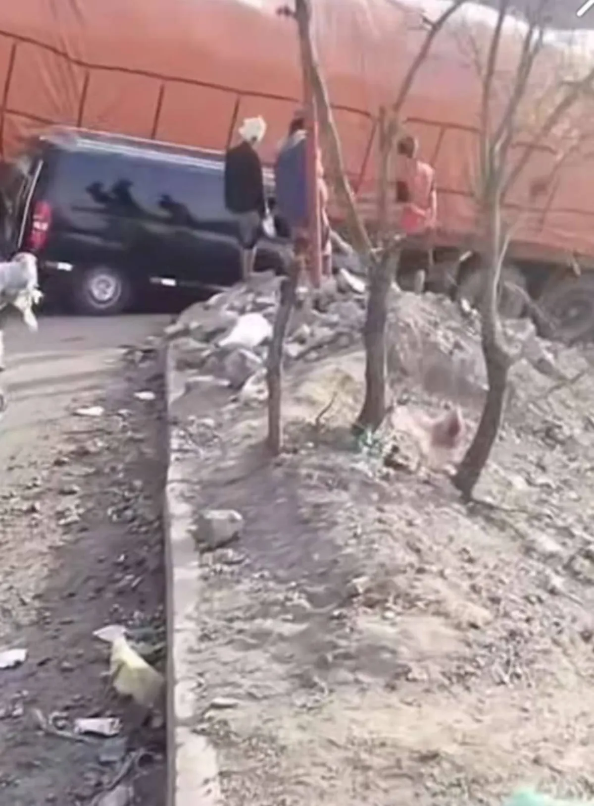 طريق حيفان.. يشكو إهمال الحوثيين في صيانته رغم ما يفرضونه من جبايات على سائقي الشاحنات