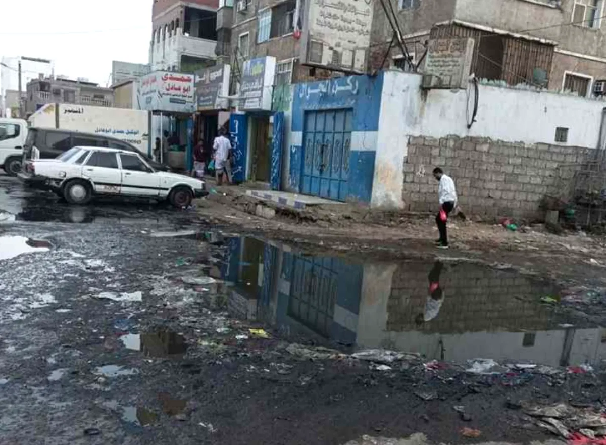 سكان بعدن يحذرون من انهيار منازل بسبب طفح المجاري وغياب الصيانة