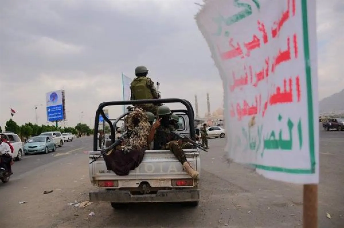 غضب متصاعد من عبث الحوثيين برواتب الموظفين.. تربوية: سلطة عاجزة تتفنن في إذلال المواطنين