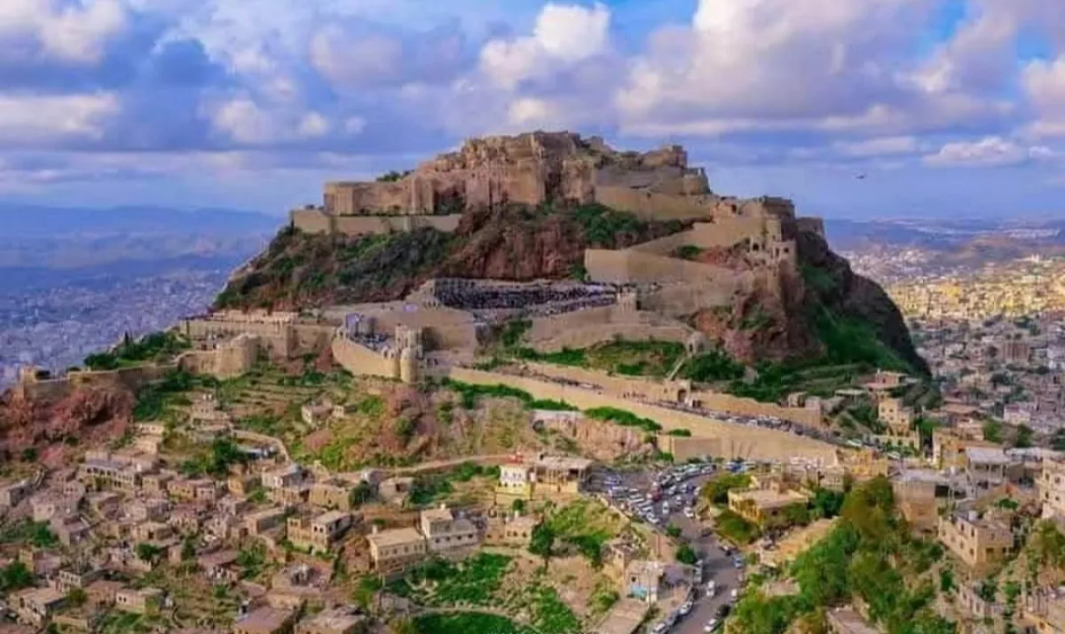 سقوط بلكونة على سيارة في تعز بسبب الرياح.. ونجاة صاحبها بأعجوبة