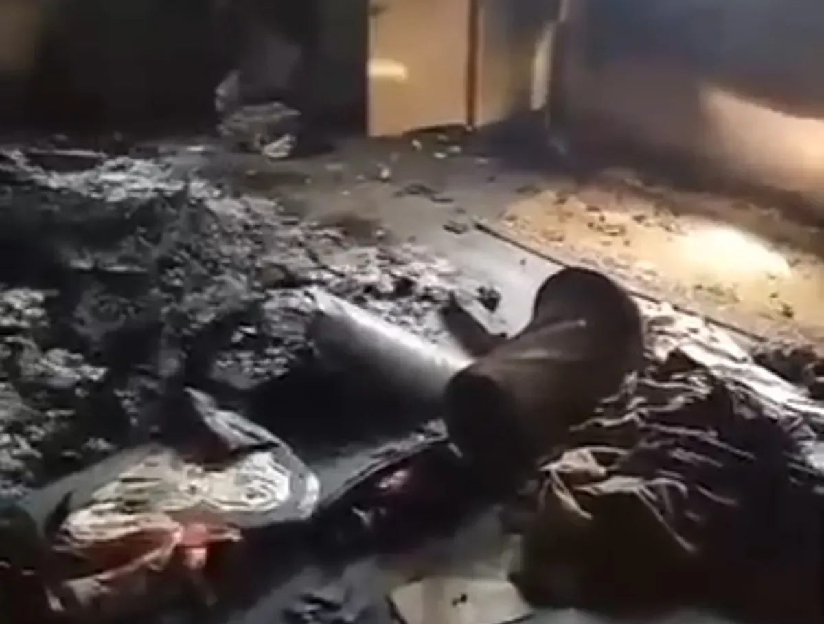 مسلحو الحوثي يحرقون منزل أسرة في البيضاء بعد الاعتداء على النساء والأطفال.. وغضب قبلي واسع يندد بجرائم المليشيا