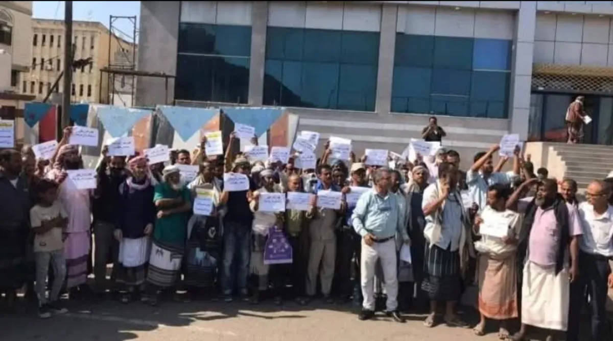 أسوةً ببقية موظفي الدولة .. الموظفون النازحون يطالبون الحكومة بصرف الزيادات والعلاوات السنوية