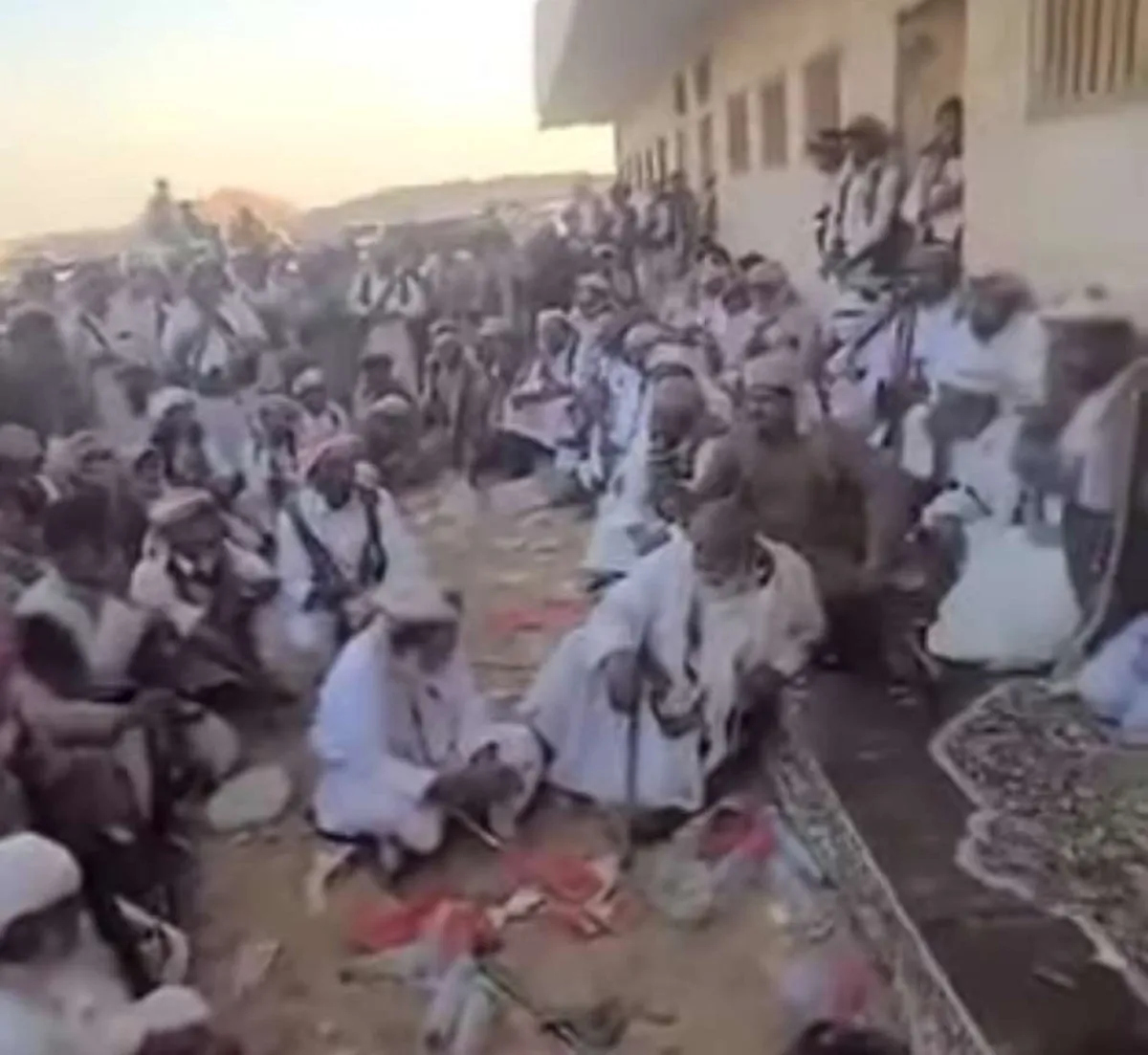 حشود قبلية حاشدة في الجوف تفضح انتهاكات الحوثيين وتعلن تضامنها المطلق مع الشيخ حمد بن راشد فدغم