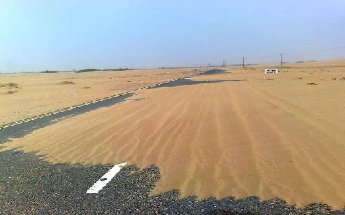 تحذيرات من زحف الرمال على الطريق الدولي الساحلي بين المهرة وحضرموت