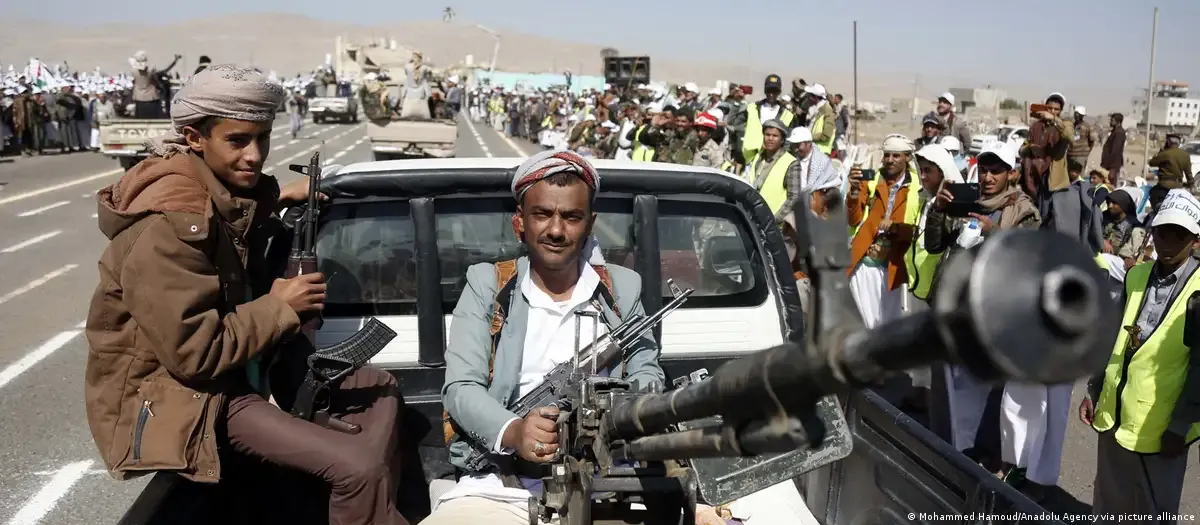 الحوثيون يعيدون تموضع صواريخهم وطائراتهم المسيرة إلى مناطق داخلية