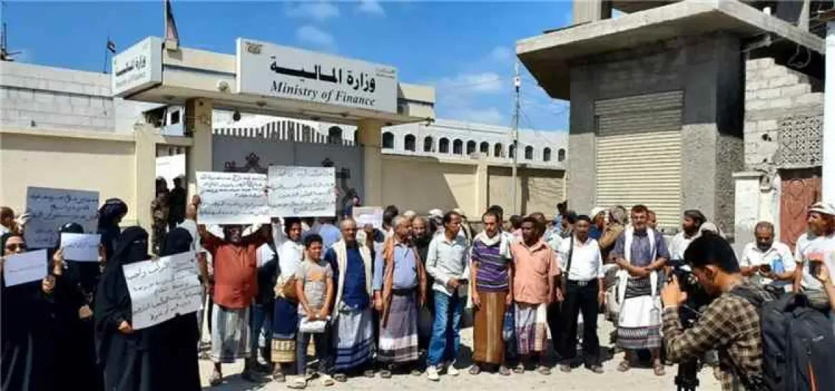 موظفون نازحون يتهمون الحكومة اليمنية بحرمانهم من زيادة الرواتب ويهددون بالتصعيد