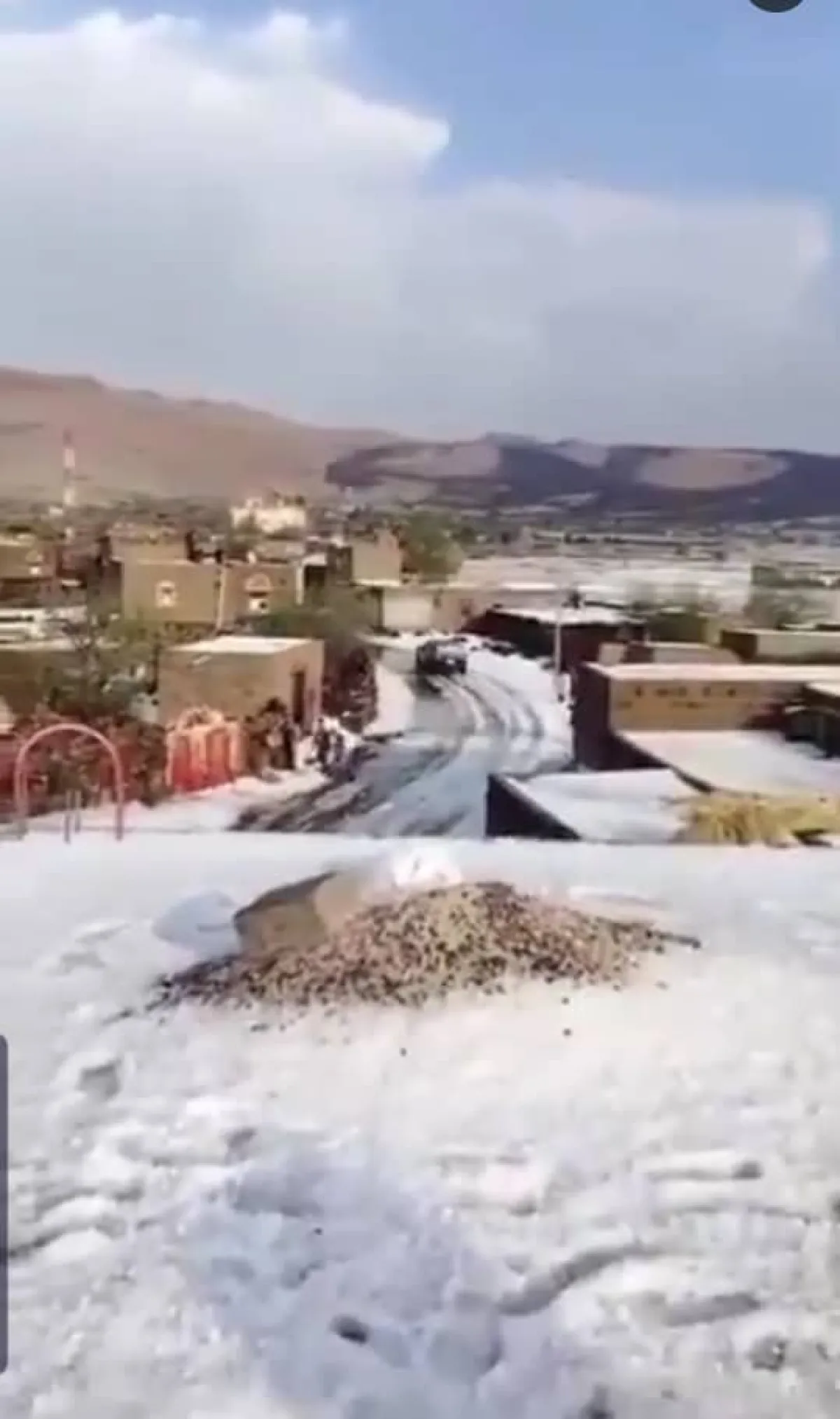 وسط ذهول المواطنين :  عاصفة من " البرد " تكسو منطقة خارف بعمران شمال اليمن