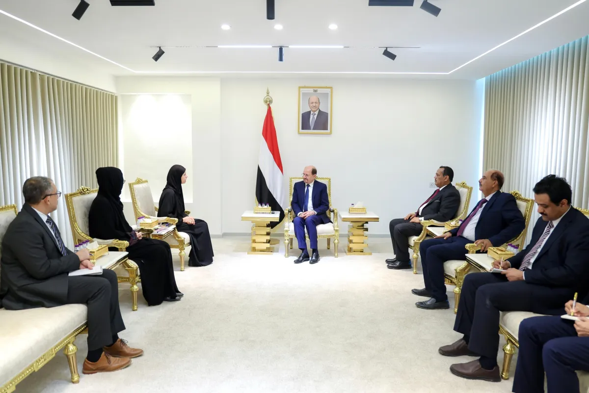 الحكومة تتهم الحوثيين بوضع تعقيدات تعرقل مفاوضات الأسرى والمختطفين