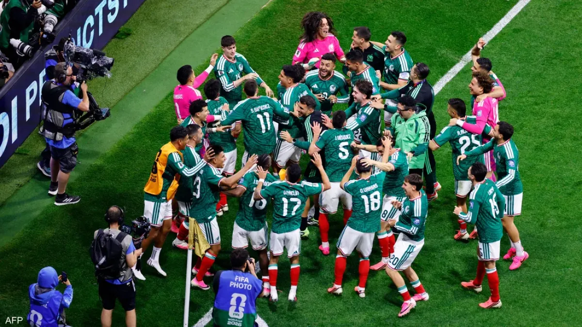 المكسيك تكتسح الإكوادور وتتأهل لدور الـ16 بكأس العالم