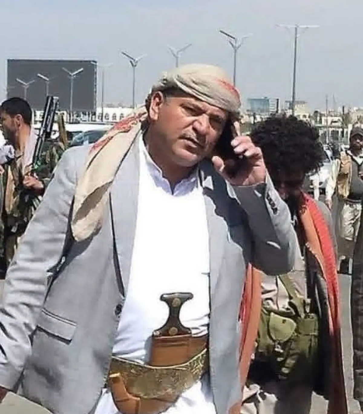 الحوثيون يواصلون إذلال حتى الموالين لهم.. اختطاف شيخ قبلي في إب بأوامر قيادي استخباراتي