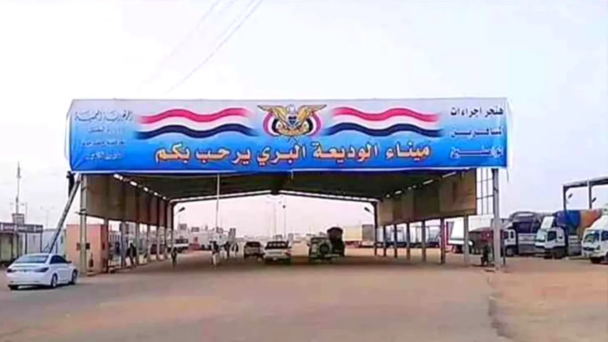 وسط حرارة مرتفعة وغياب الخدمات .. مسافرون إلى السعودية عالقون في منفذ العبر منذ أيام