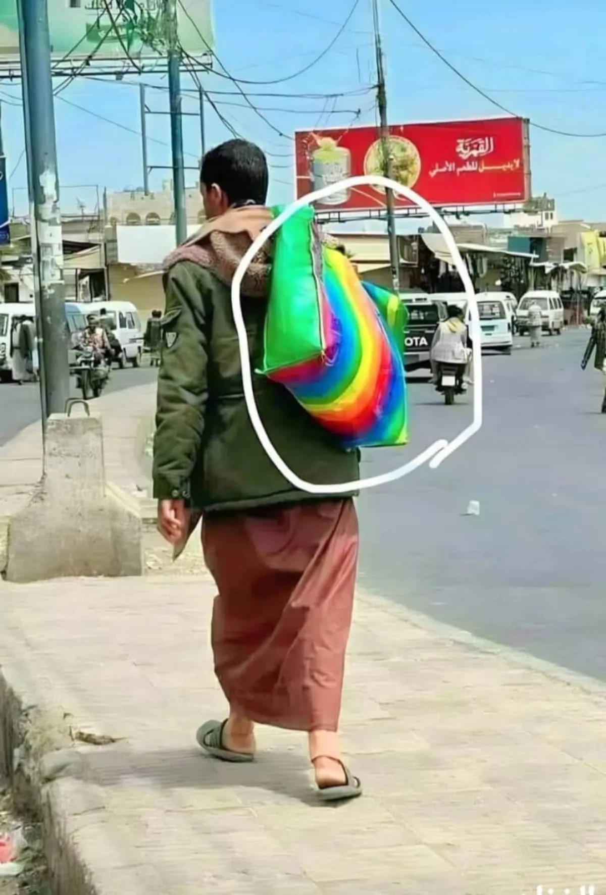صورة لـ"شنطة" بشعار المثليين في صنعاء تثير جدلاً حول تساهل مليشيا الحوثي في دخولها