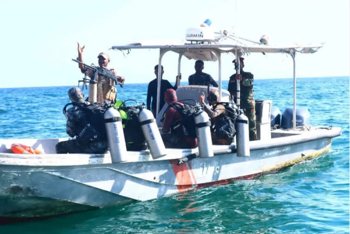 حضرموت .. خفر السواحل ينتشل جثة غريق وينقذ شخصين من الغرق قبالة ساحل المكلا