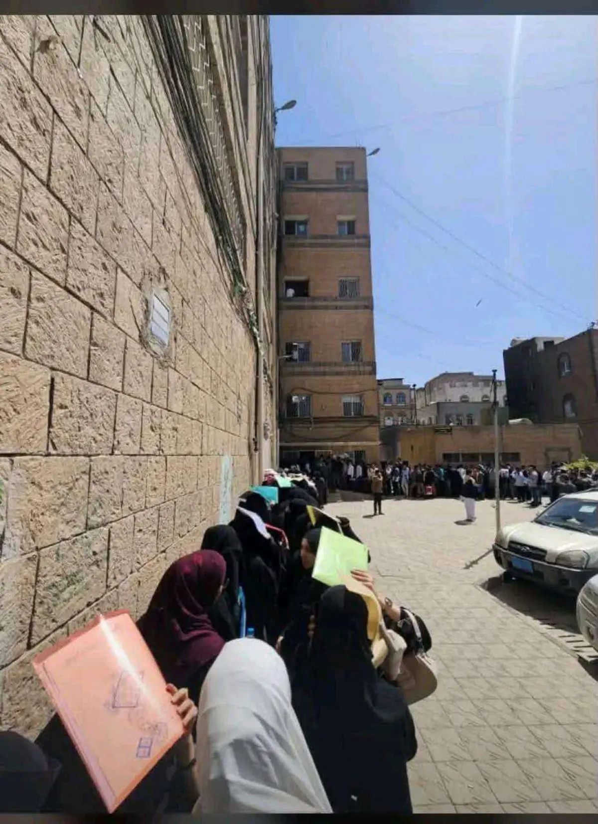 الحوثيون يُهينون الأطباء في صنعاء.. طوابير إذلال أمام المجلس الطبي تكشف فشل الإدارة وتحطيم الكفاءات