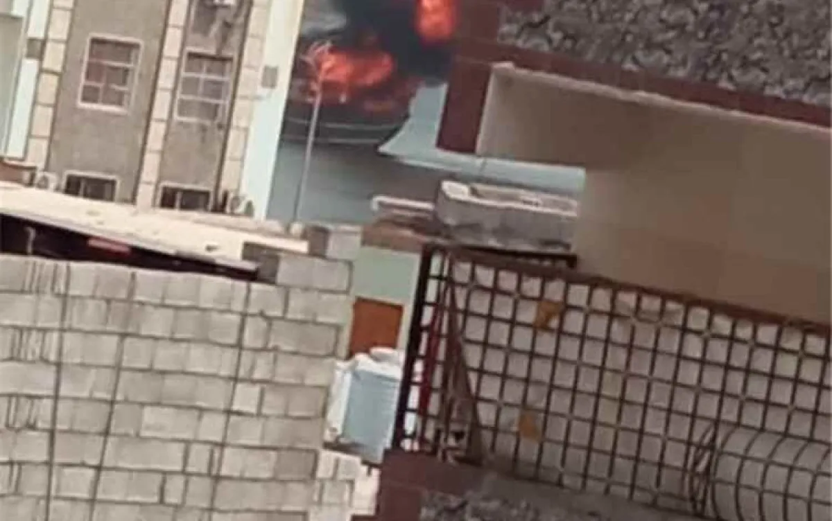 حريق في قارب صيد بميناء المعلا في عدن