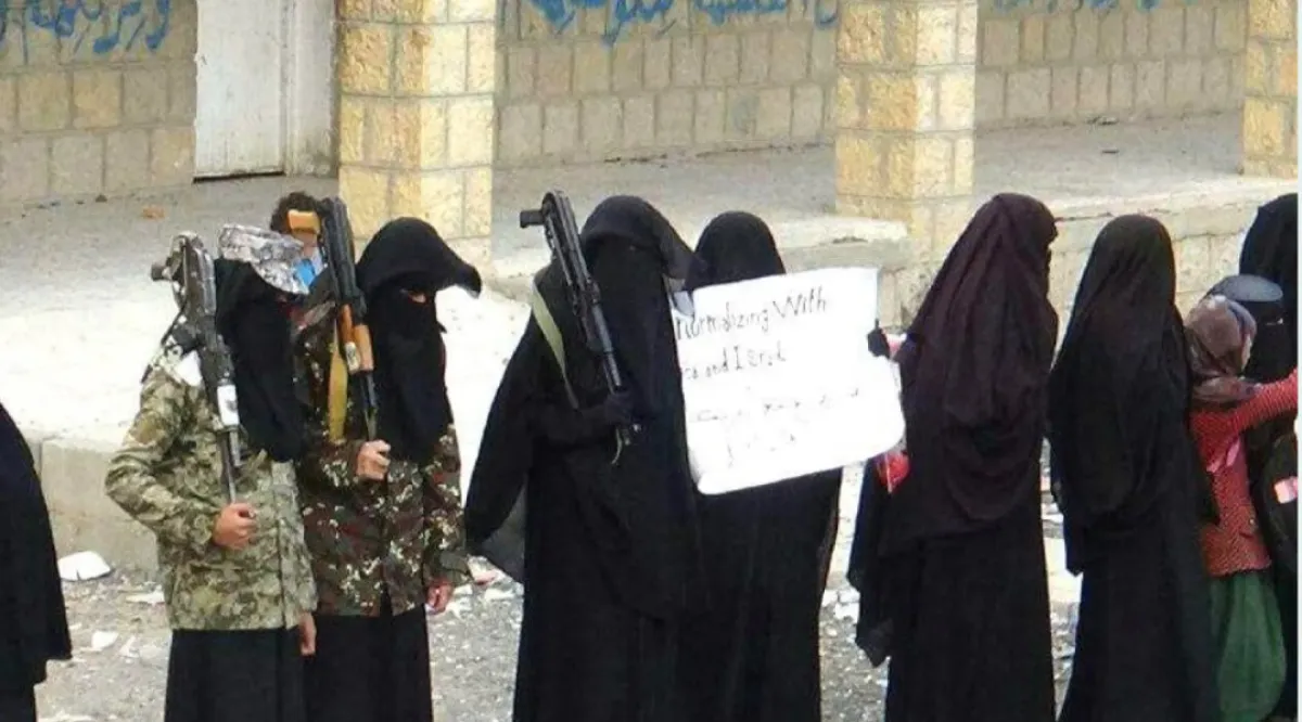 "الزينبيات" يهِنَّ الطالبات في مدارس صنعاء لإجبارهن على ارتداء الجلباب الأخضر