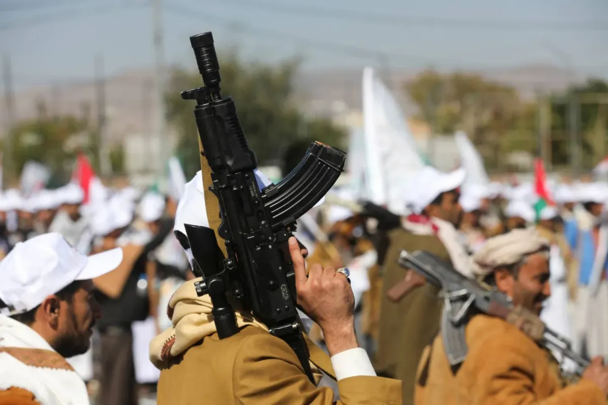 قيادي حوثي ومعلم ينتقدان سلطة صنعاء لفشلها وتجاهل حقوق المعلمين