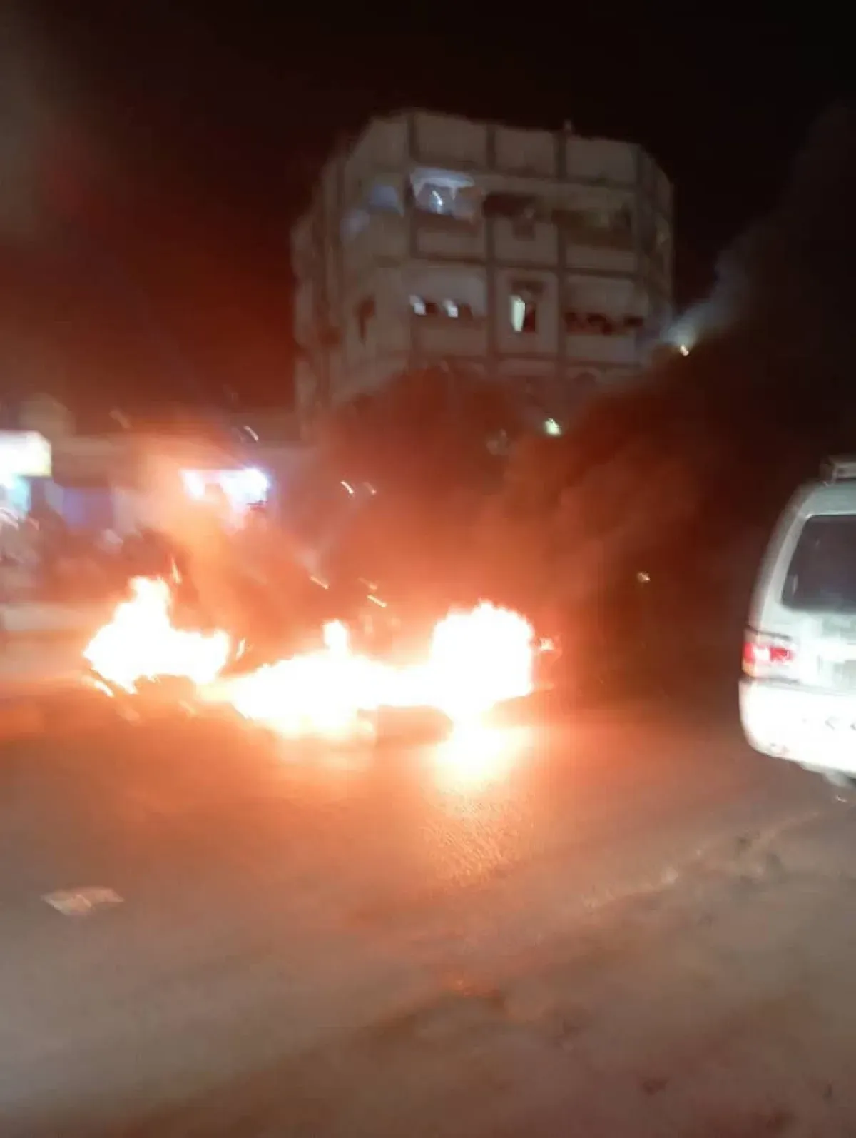 احتجاجات غاضبة وشلل مروري في المكلا بحضرموت للتنديد بتدهور الكهرباء والخدمات الأساسية