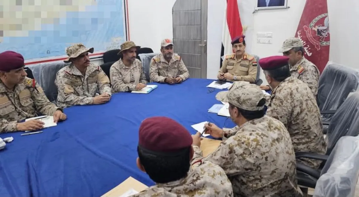 وزير الدفاع اليمني يترأس اجتماعاً عسكرياً هاماً في مأرب